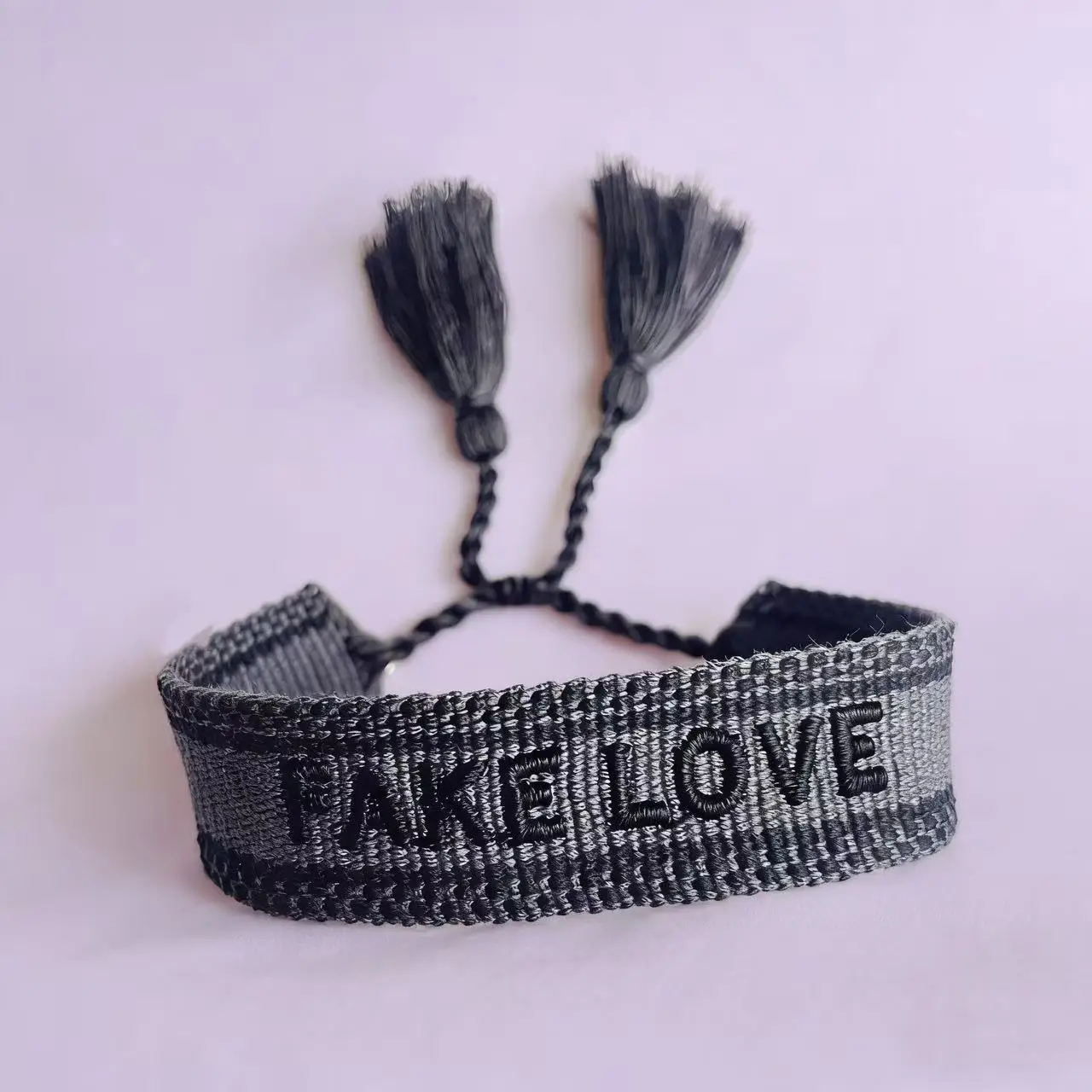 Handgefertigte, gewebte Armbänder, verstellbare Armbänder mit Quasten und aufgestickten Buchstaben, Geschenkideen für Konzerte. – Detail 3