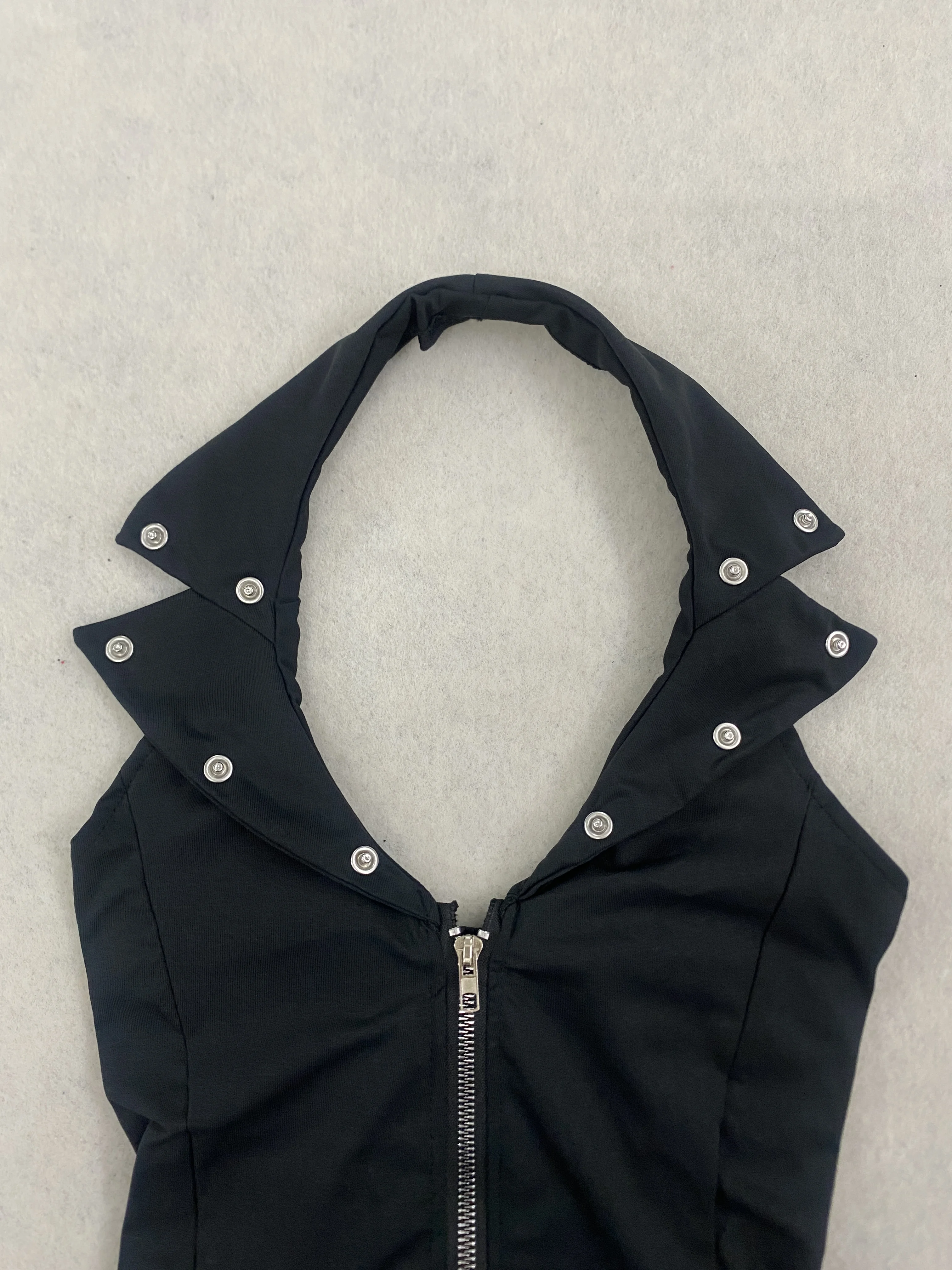 Damen Crop-Weste mit Reißverschluss und Reverskragen, Metallnieten-Seitenschnalle, Ärmellos, Slim Fit, Gothic Punk Y2K Streetwear Alt Clubwear Top – Detail 4