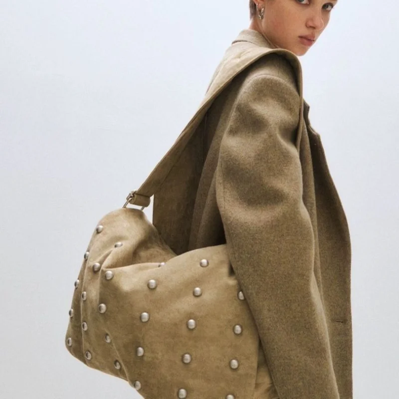 

Extra Large Capacity Korean New Autumn and Winter Rivet Decorated Wide Shoulder Bag Crossbody Bag