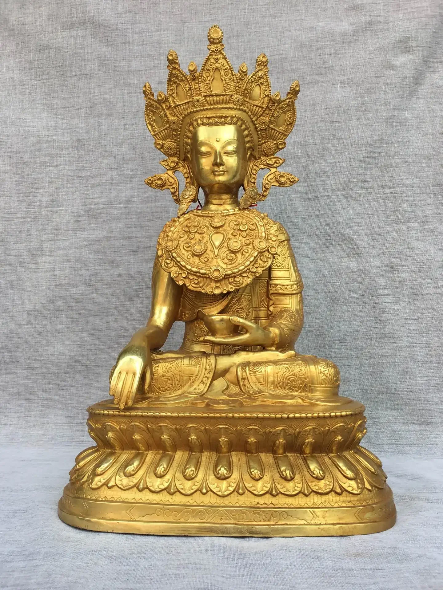 

22"Tibetan Temple Collection Old Bronze Gilded Crown Da Ri Tathagata Shakyamuni Lotus Platform Sitting Buddha Worship Hall