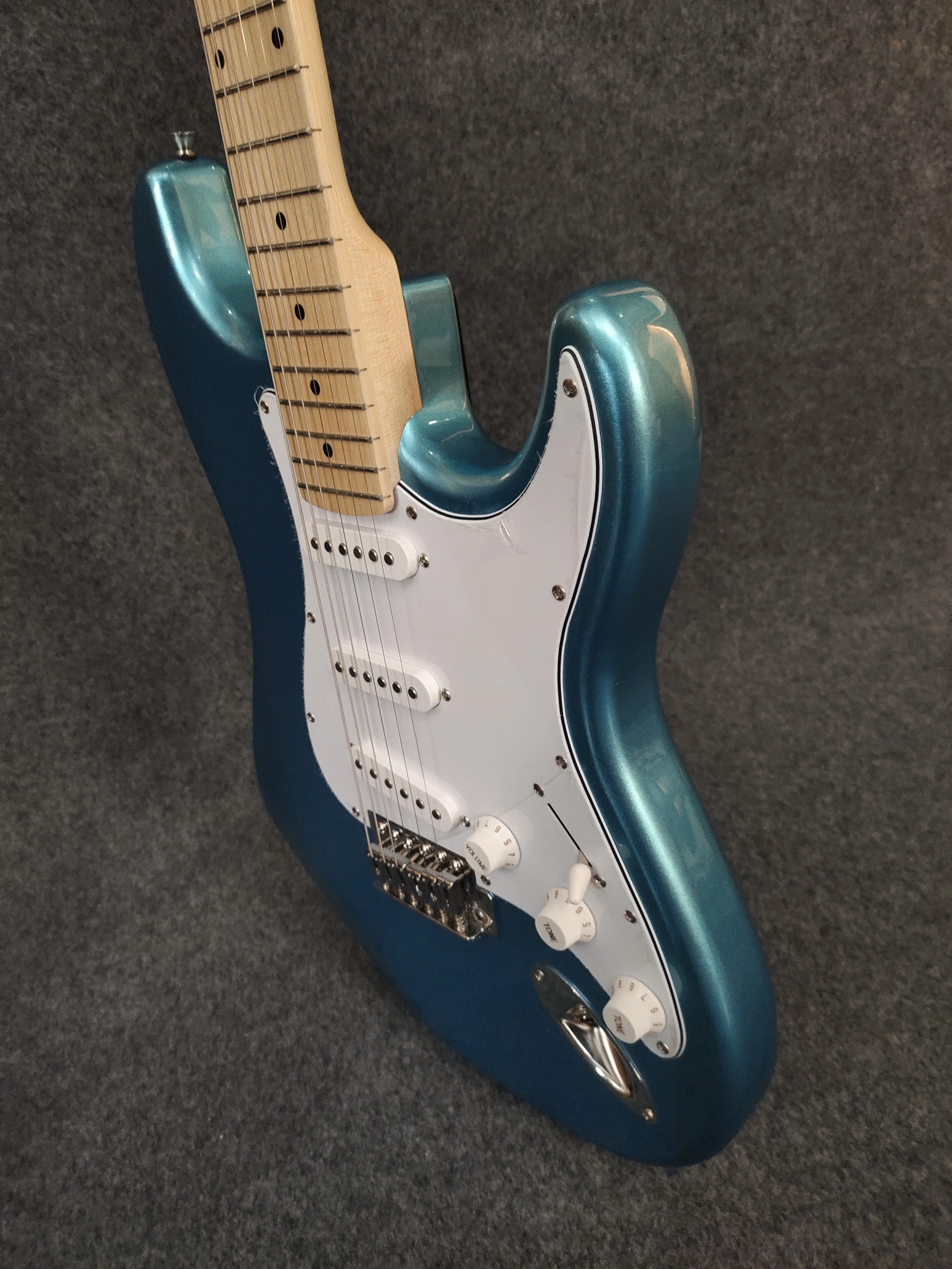 Customized Electric Guitar with 6 Strings, Gloss Bling, Blue, Basswood Body, Maple Neck, Custom, Beautiful Vioce, High Quality