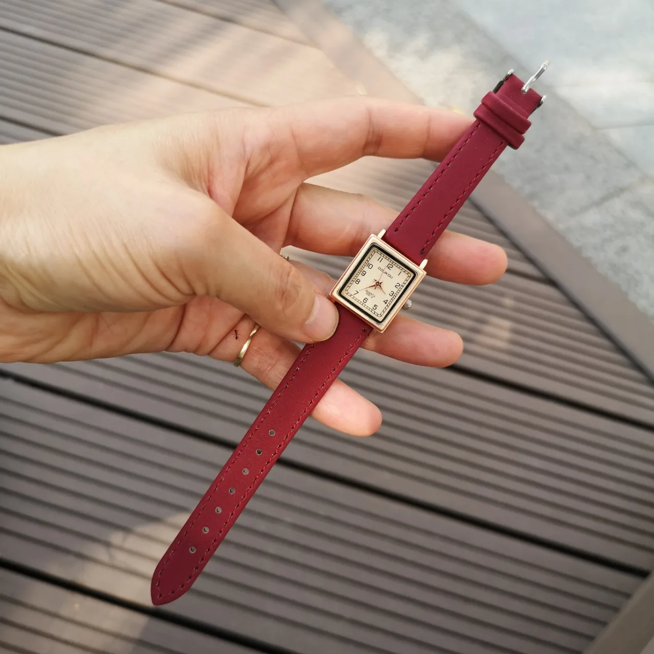 Uhr für Frauen kleine quadratische Mode Minimalismus Lederband Quarz Student Armbanduhr schöne weibliche Uhr Großhandel