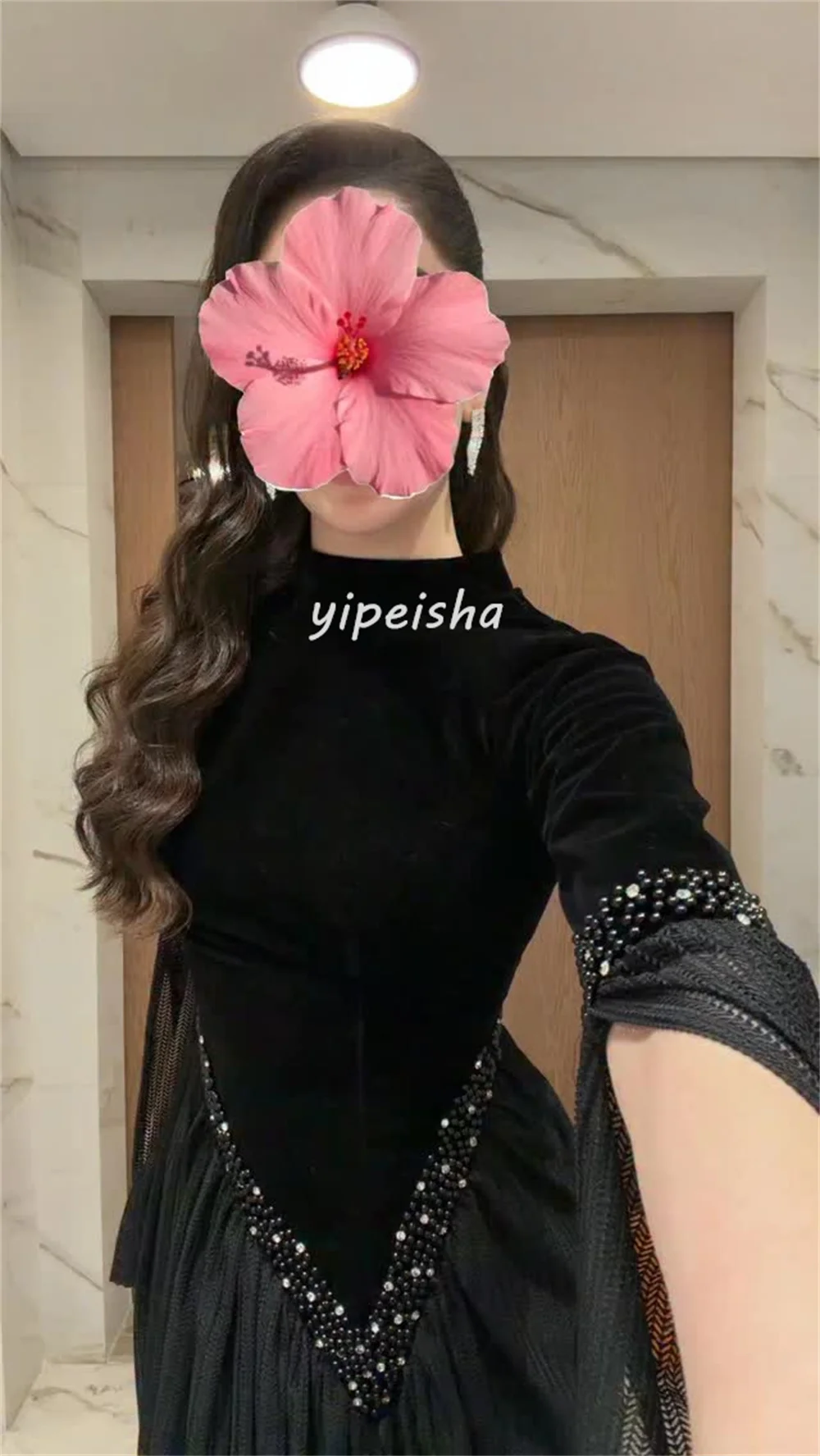 Sukienki midi o kroju litery A z wysokim kołnierzem, z szyfonu, z plisami, drapowaniem, zdobione perłami i kryształkami, wysokiej jakości, szyte na miarę.