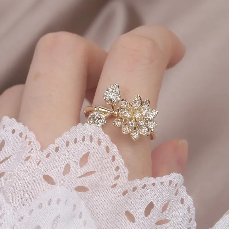 女性のための絶妙な葉の花のジルコニアリング、本物の金メッキリング、毎日のオープニング調整可能なジュエリー、ファッションデザイン、新しい