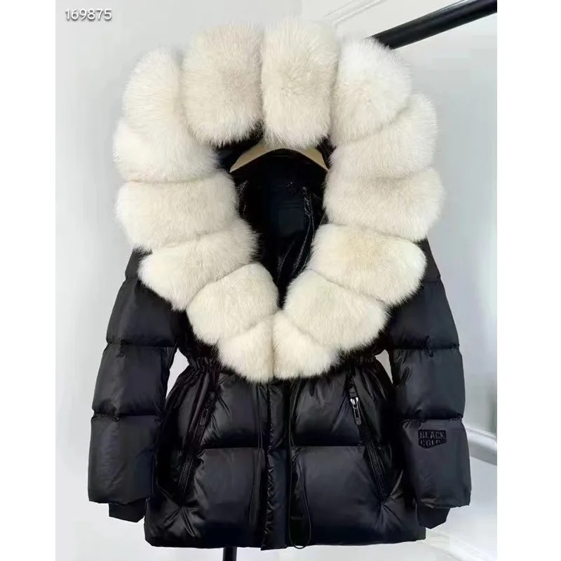 معطف شتوي بغطاء للرأس للنساء متوسط إلى طويل وسميك سترة بيضاء مبطنة أسفل سترة جديدة راقية بياقة من فرو الثعلب