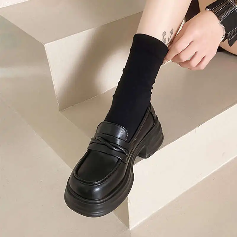 

Женские туфли в британском стиле на толстом каблуке с круглым носком, из лакированной кожи, без застежек, с удобной дышащей внутренней отделкой, резиновая подошва.