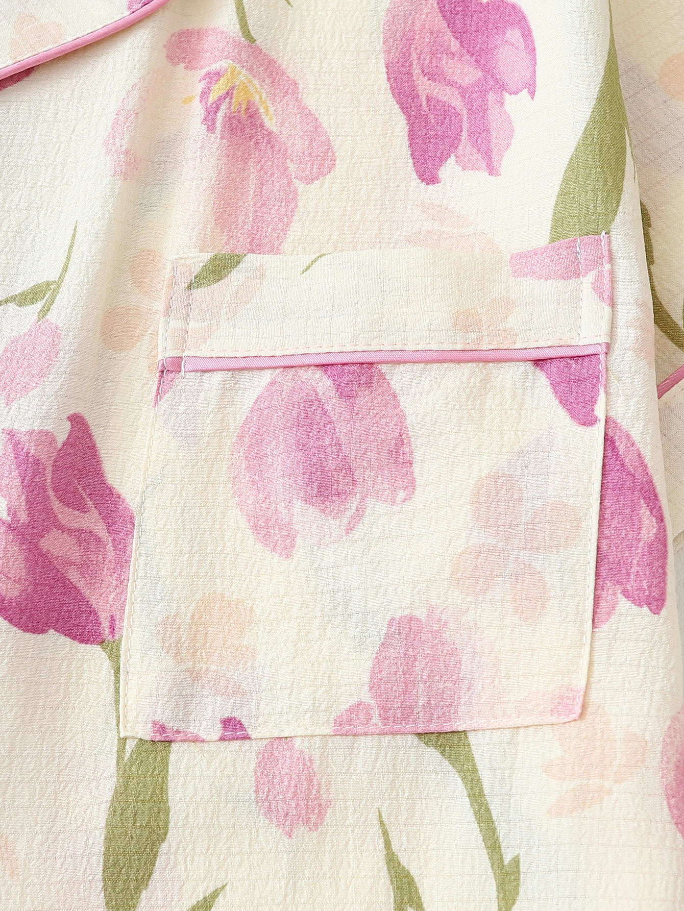 قطعتين مريحة توليب الأزهار طباعة التلبيب قصيرة الأكمام مع جيوب وسروال القوس المرأة منامة المتسكعون مجموعة مناسبة للاستخدام المنزلي