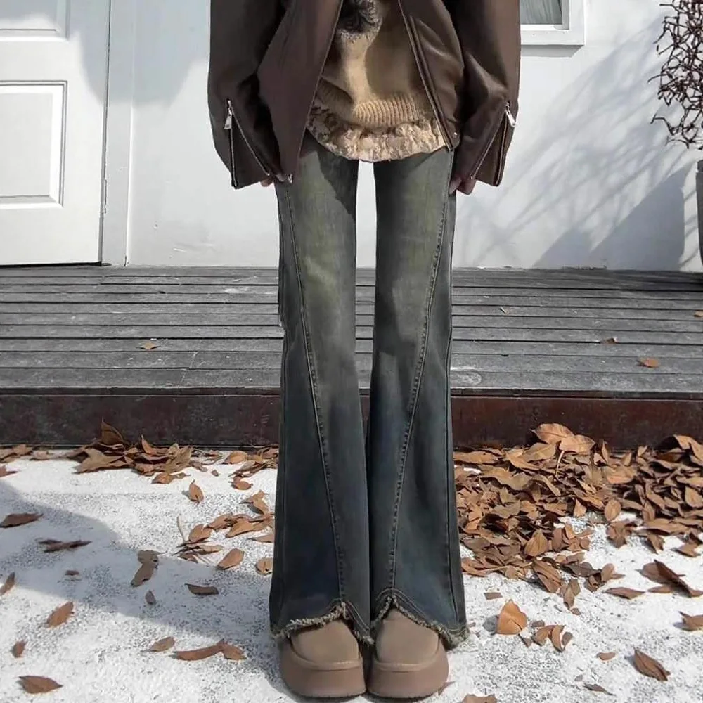 Zementgraue, ausgefranster Saum, ausgestellte Micro-Flare-Jeans für 25, Übergröße, hohe Taille, schlankmachende, hüftbedeckende, elastische Hose im Herbst und Winter