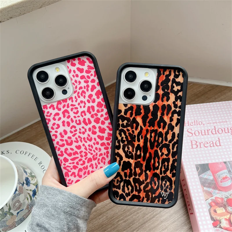 Etui Wildflower 3D Leopard Love Heart do iPhone'a 15 14 13 Pro Max Cute WF Sexy Girl Lips Shockproof Soft Edge Hard Back Cover