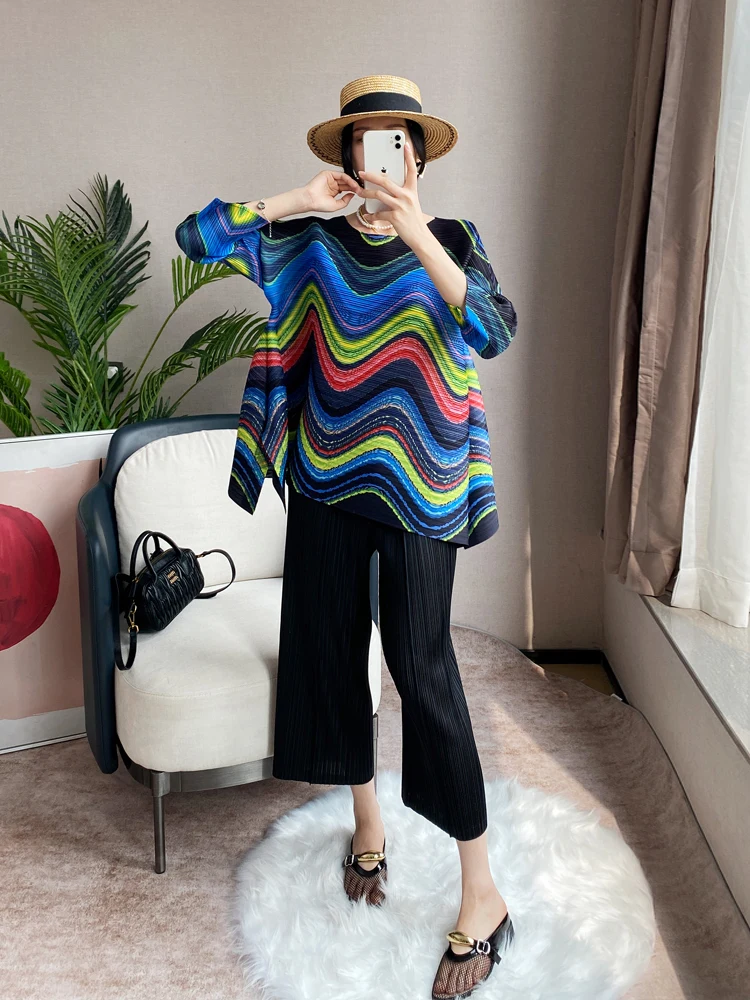 Miyake Pleated Women\'s Autumn New Seven Quarter Sleeve Top with Colorful Wavy Design Casual T-shirt