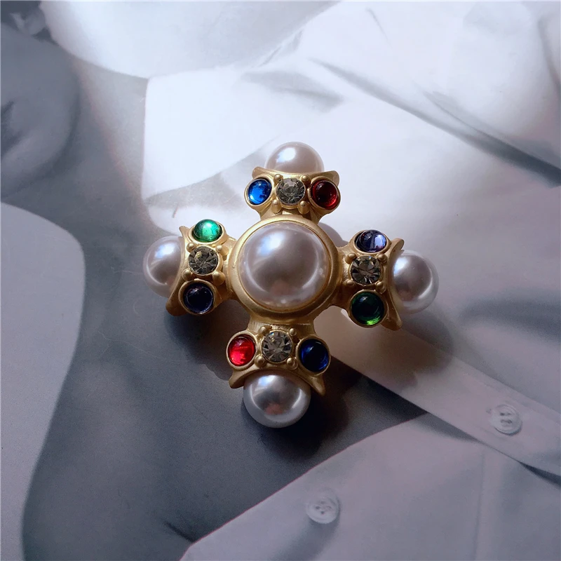 Fashion Creative Retro Baroque Style Imitation Pearl Brooch Women\'s Vintage Popular Corsage Party Accessories Holiday Gifts