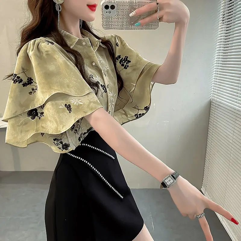 Camicetta a maniche corte con colletto rovesciato con stampa moda donna 2024 camicia da donna con bottoni pieghettati alla moda nuova estate dolce