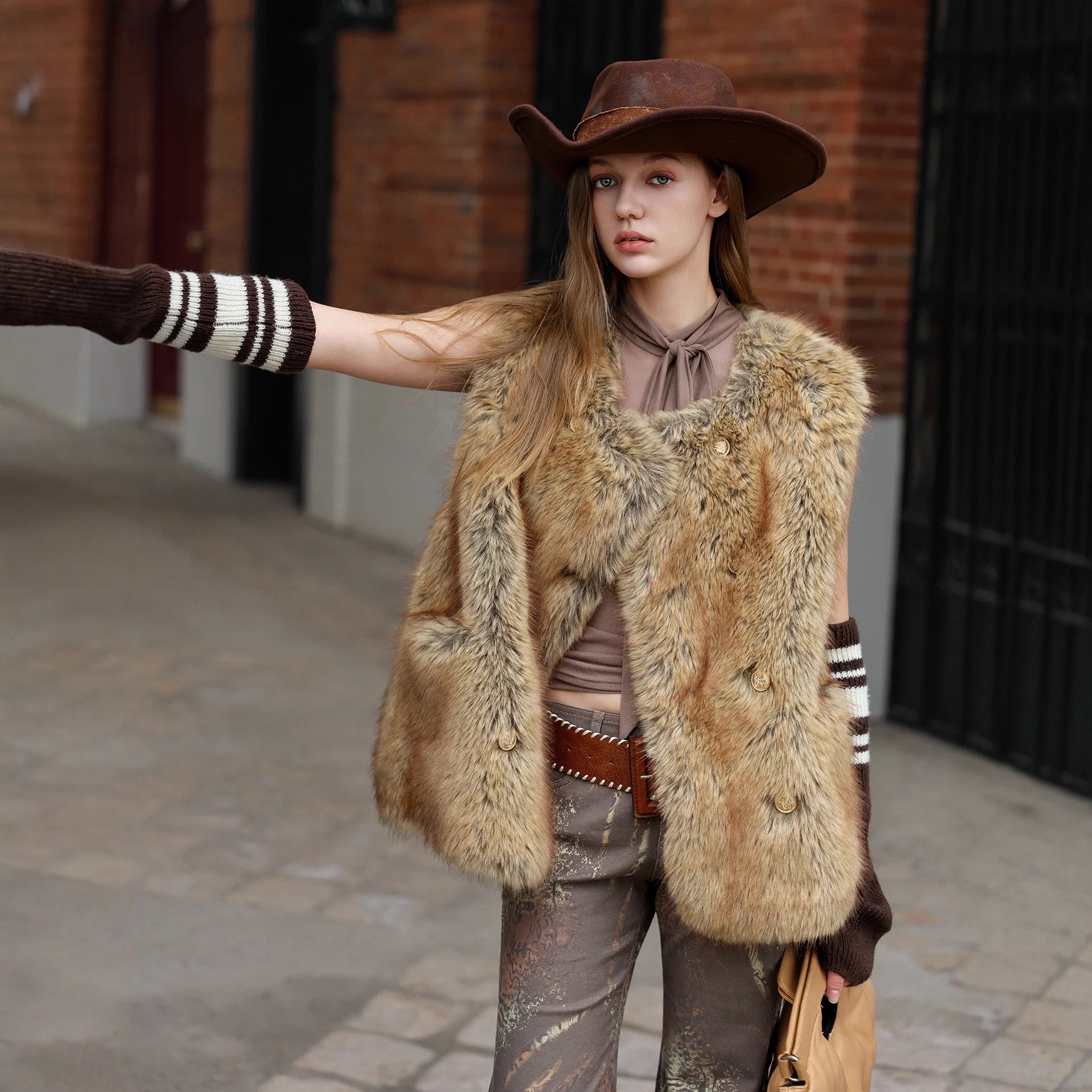 

Female Eco Fur Outwear High Quality Lady Faux Fox Fur Coat Thickened Women Winter Mink Fur Vest Round Neck Solid Double Breasted