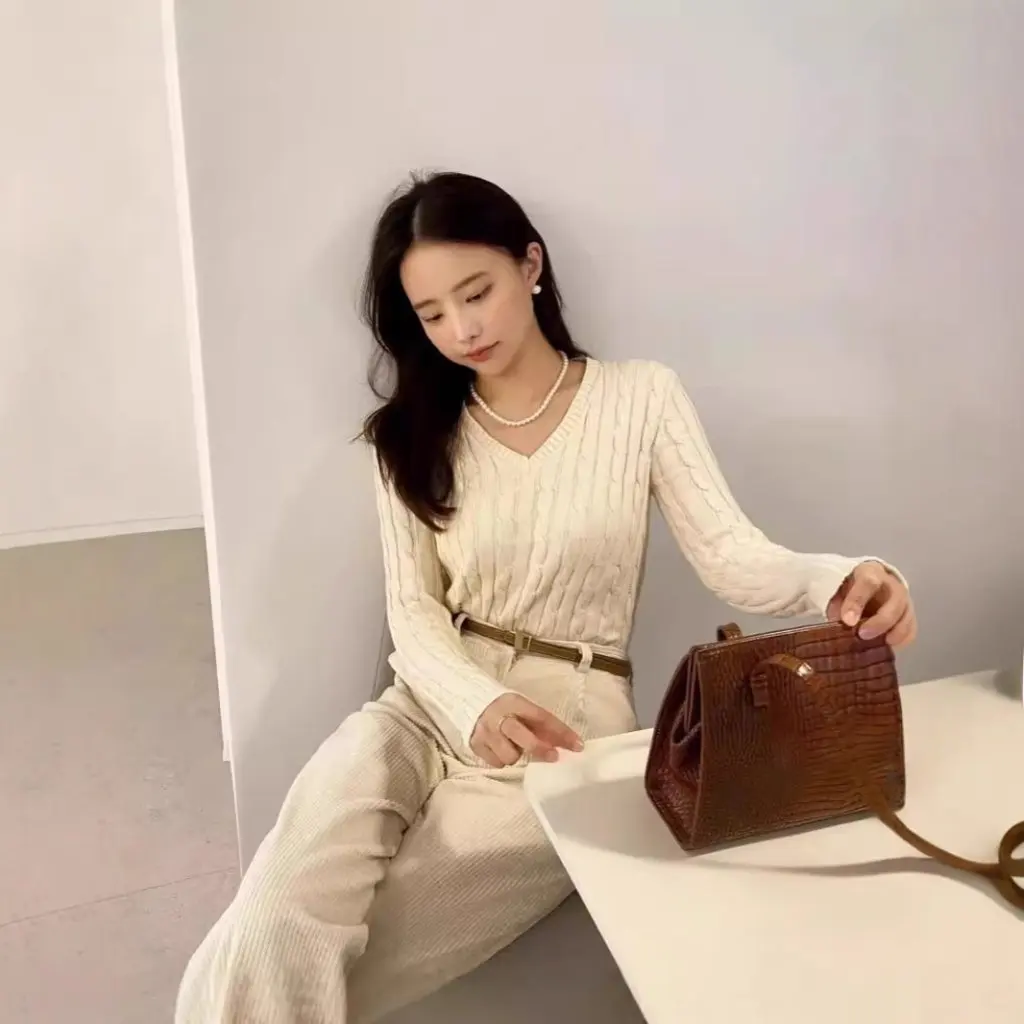 

Slim-Fit Cotton V-Neck Long-Sleeve Sweater Embroidered Pony Logo Cable Knit Design for Commuting Style Women's Fashion