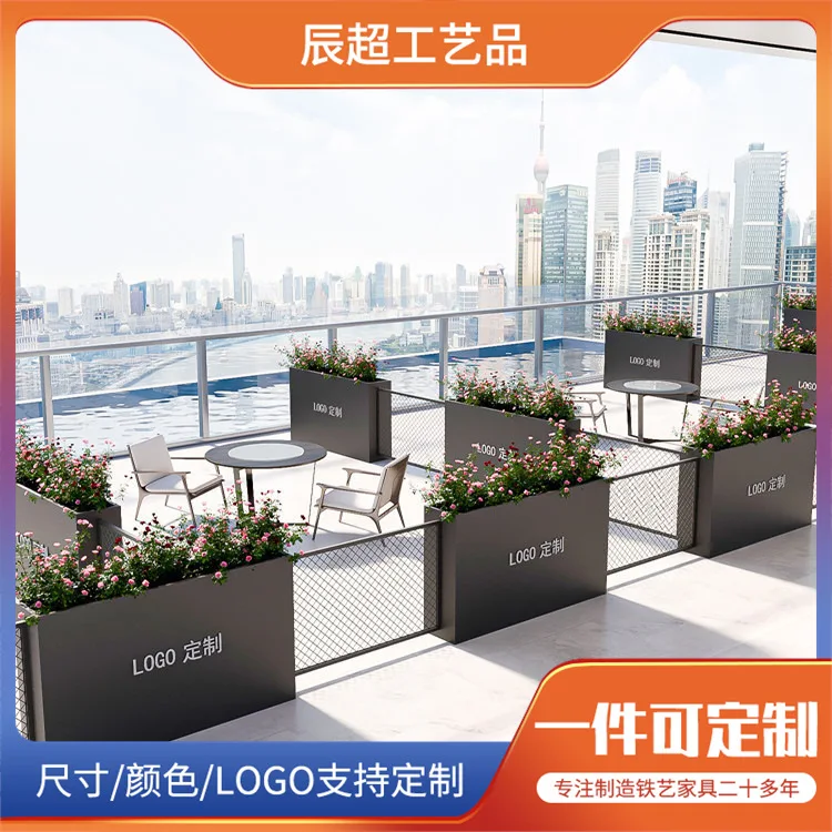 combinaison-de-jardinieres-en-fer-forge-pour-exterieur-recommandee-pour-l'amenagement-urbain-les-jardinieres-a-fleurs-les-parterres-de-fleurs-les-rues-commerciales-et-les-places-de-loisirs