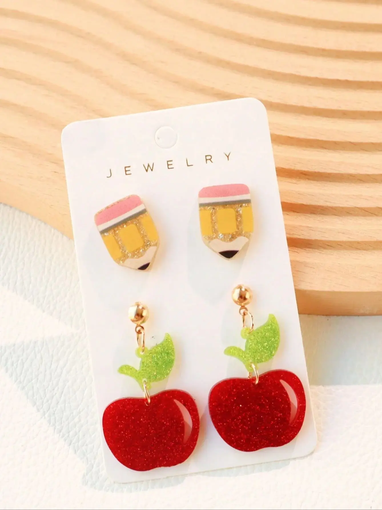 A piece of acrylic material earring earring, red apple powder, Golden apple, season, graduation season, teacher, classmate