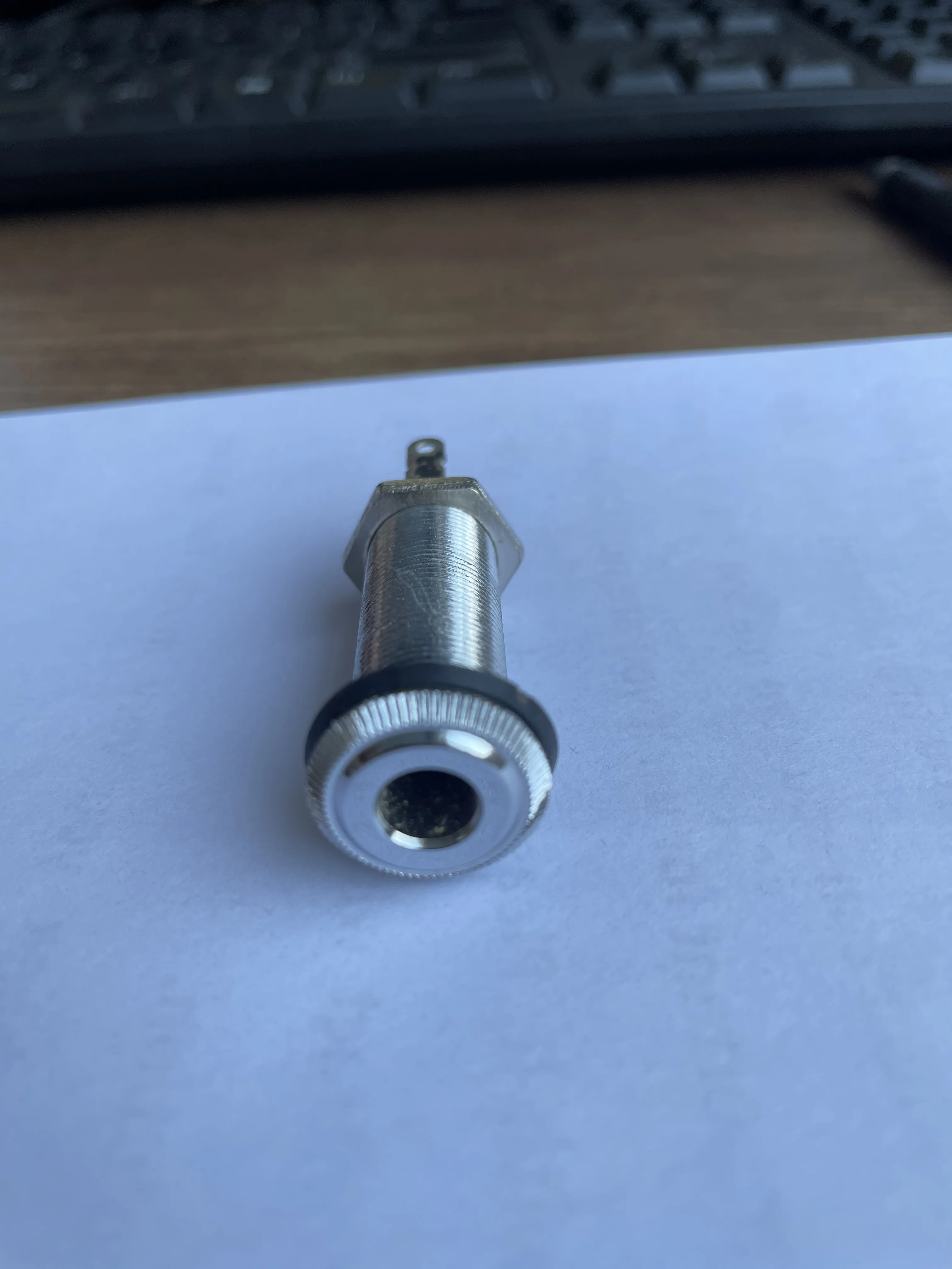 Indique los productos que requiere el cliente: Conector para guitarra eléctrica, Accesorios para guitarra