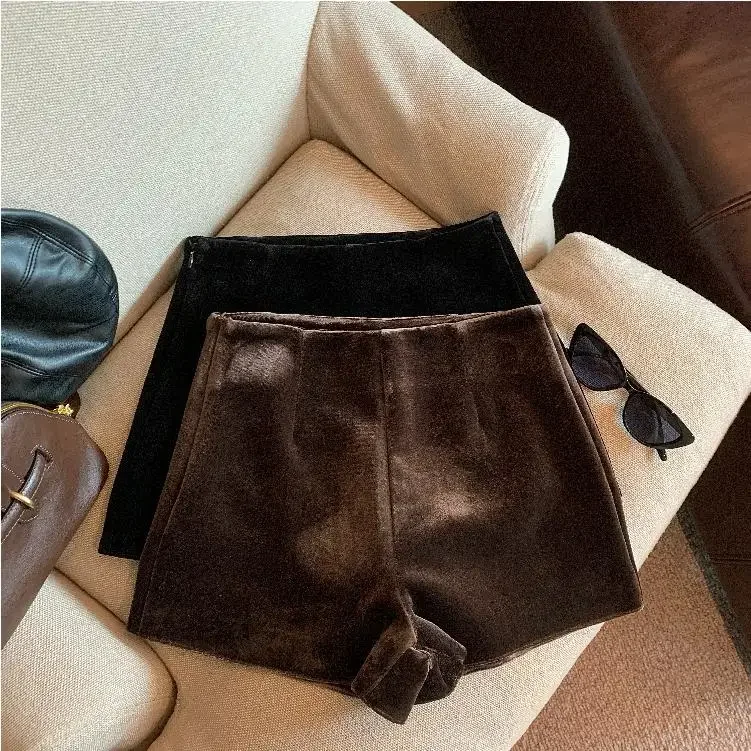 

2024 New Autumn and Winter Vintage Style Advanced High-end Fashionable Temperature Niche Comfortable Velvet Shorts for Women