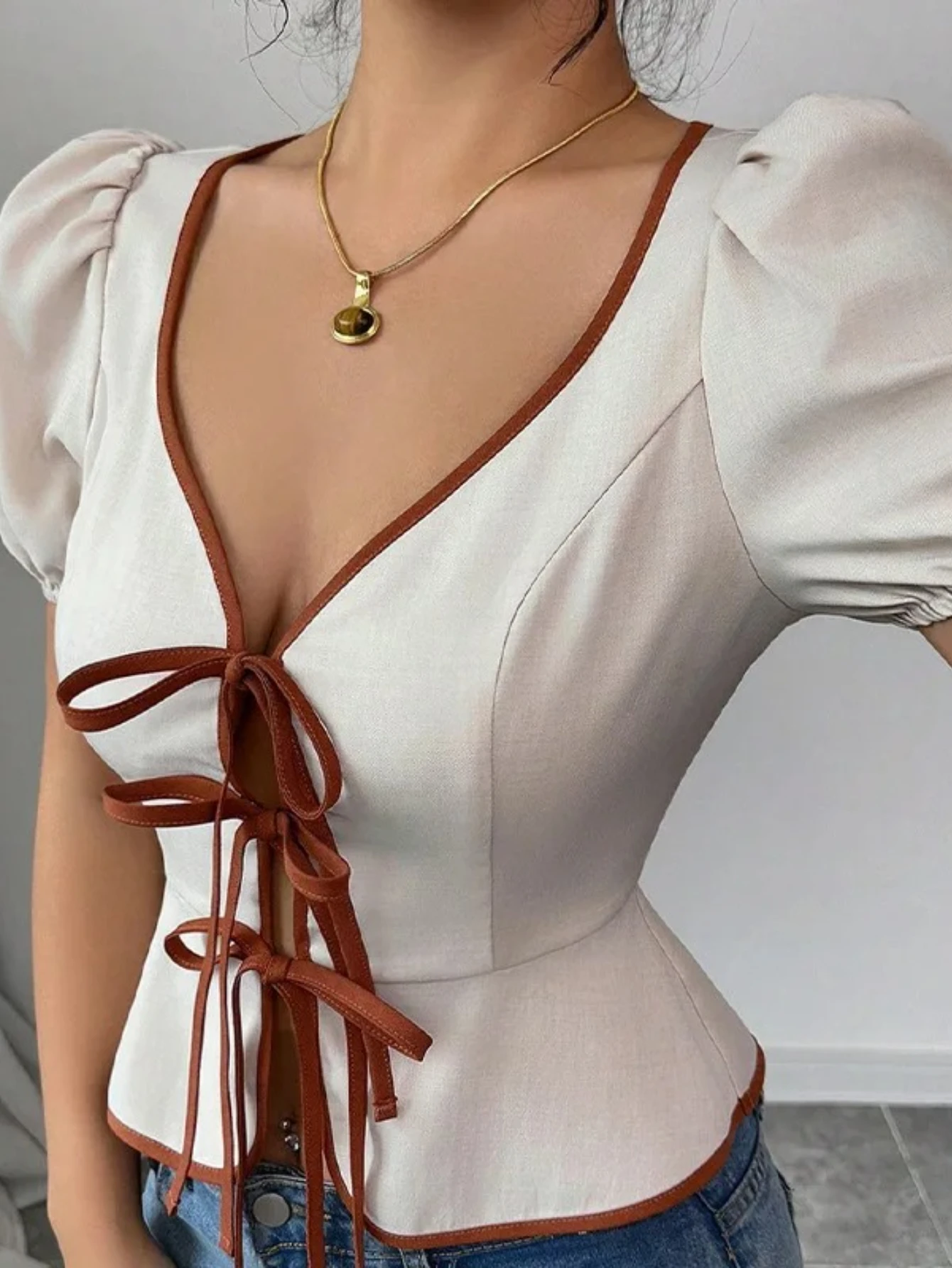 

Поясная блузка Уличная одеждаНовая летняя модная однотонная ажурная рубашка Женская сексуальная рубашка с v-образным вырезом и пышными рукавами на шнуровке Шикарные женские повседневные топы