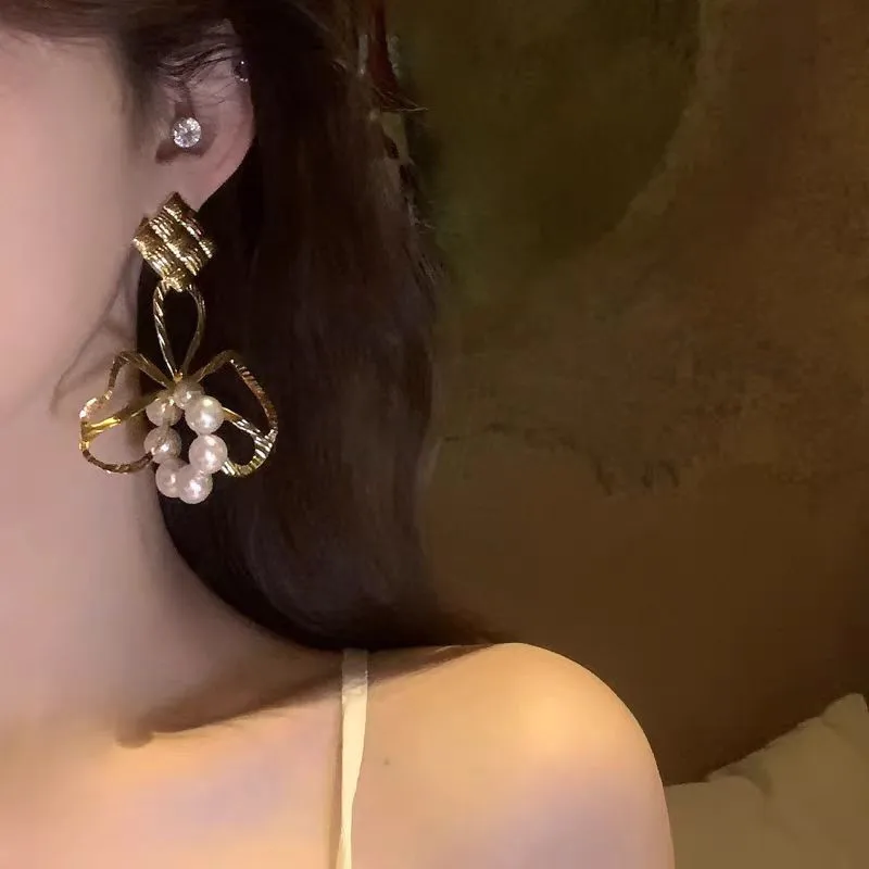 

Oversized Pearl Earrings in European And American Style for Women Fashionable Accessory for Daily Wear Parties And Travel