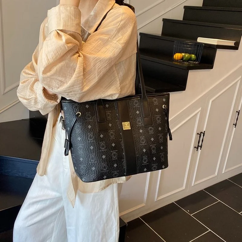 

Trendy Fashion Large Capacity Crossbody Handbag For Women With Leather Material And Simple Vintage Look