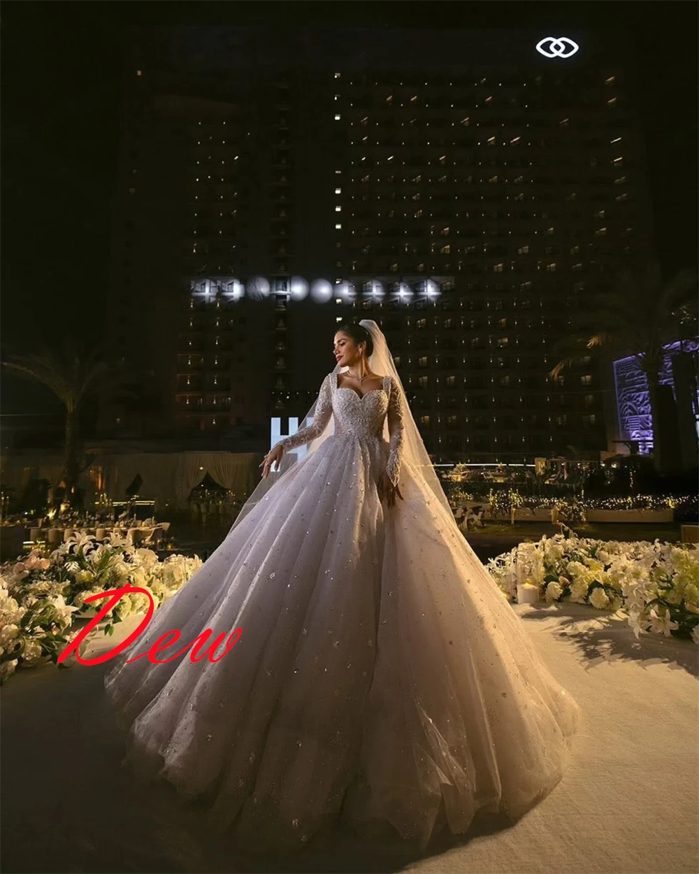 ที่กําหนดเองคุณภาพสูงสีขาวซาตินชุดเจ้าสาวอารมณ์ที่ไม่มีสายหนังแขนยาวชุดแต่งงาน Chapel Train เปิดกลับชุด