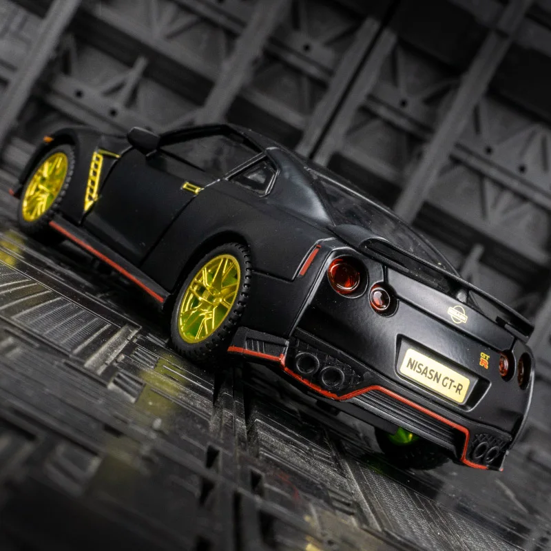 1:32 Nissan GTR 35 colección de adornos de modelo de coche de aleación, puertas y capó de motor, el maletero se puede abrir para niños