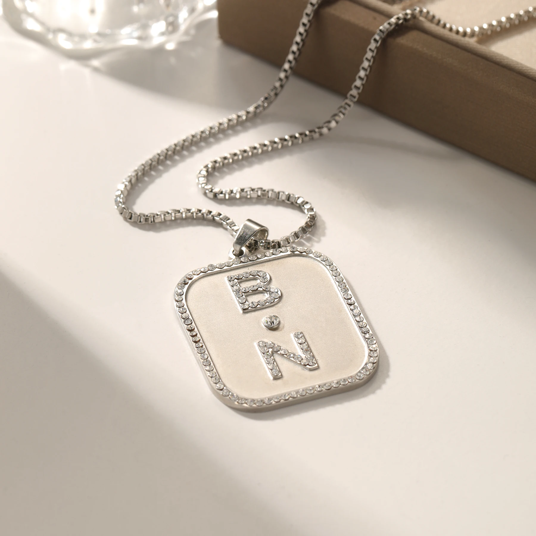 

Ожерелье для пары с буквами по индивидуальному заказу, кулон с буквами и бриллиантами, квадратный модный модный подарок из нержавеющей стали для нее