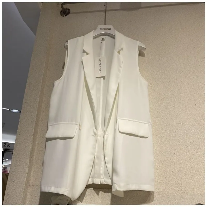 Abito estivo ampio e sottile da donna con risvolto senza maniche e un bottone