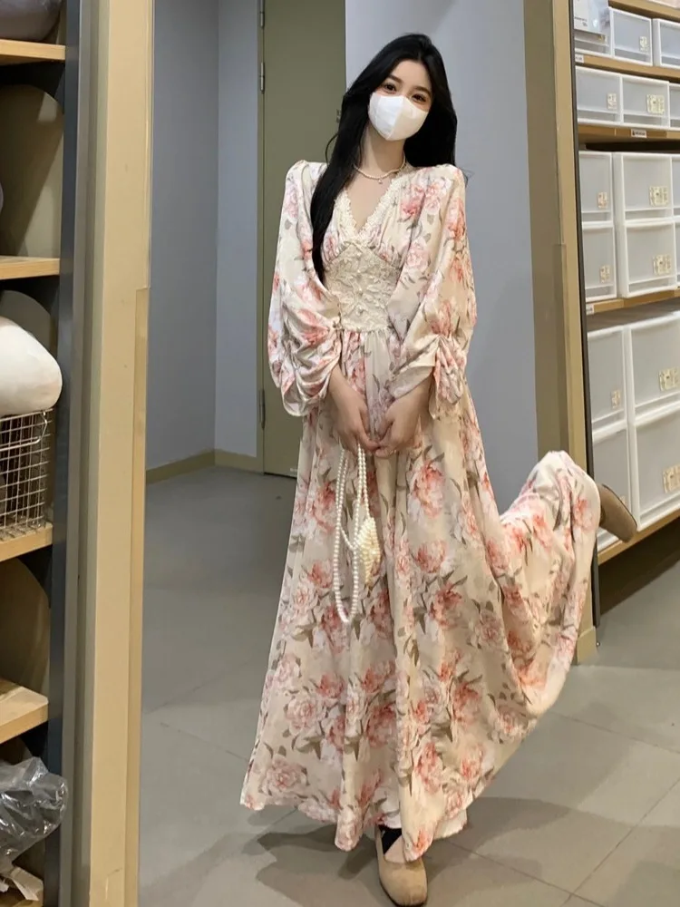 Abito francese con maniche a lanterna con scollo a V floreale rosa rosa retrò francese per l'abito a trapezio pastorale stampato con pizzo Harajuku autunnale da donna