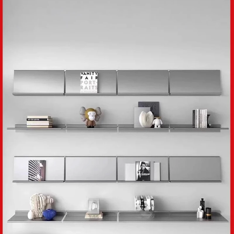 

Полки из нержавеющей стали и одноярусные книжные полки на стене средневековой стены.