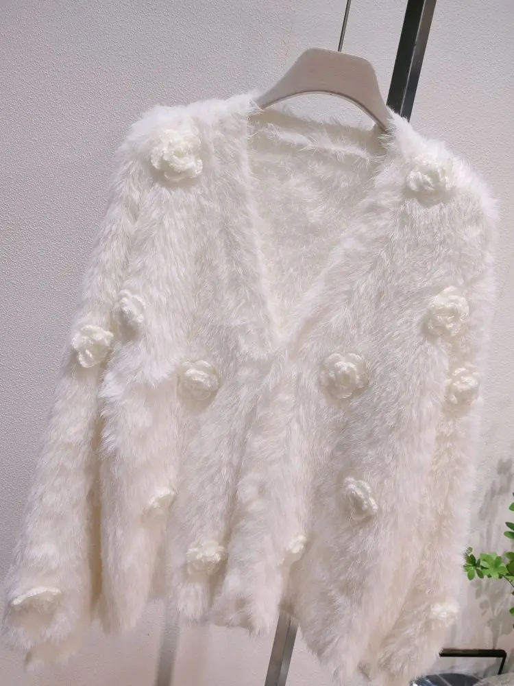 Damski kardigan z dzianiny z dekoltem w serek, jednolity kolor, z efektem szczotkowania, na jesień i zimę 2025, sweter z kwiatowym wzorem 3D.