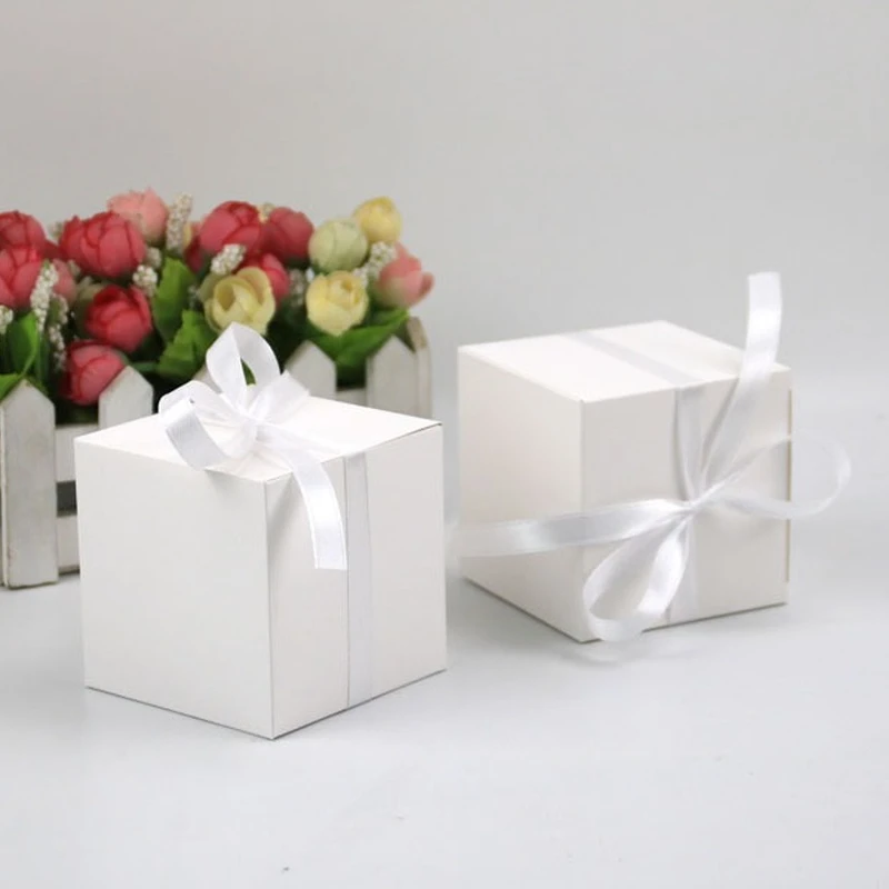 50 Boîtes à Dragées Carrées Papier Kraft Blanc 5x5x5 Cm – Avec Rubans, Idéales Mariage, Anniversaire, Baptême & Fêtes
