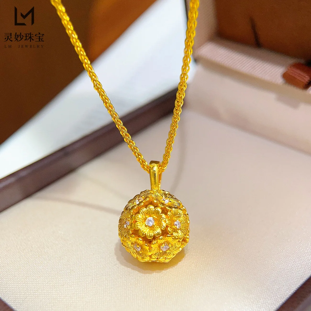 Perfect Gift Diamond-set Daisy Hydrangea Pendant Necklace For Women 24K Gold AU999, valuable & decent