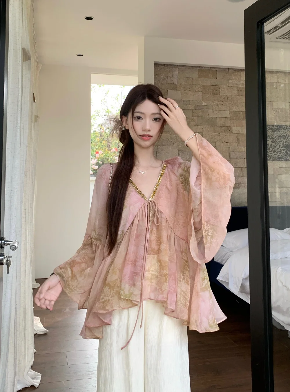 女性の春夏エレガントな V ネックブラウスレディストリートスパンコール襟プルオーバールーズ花柄シャツトップ