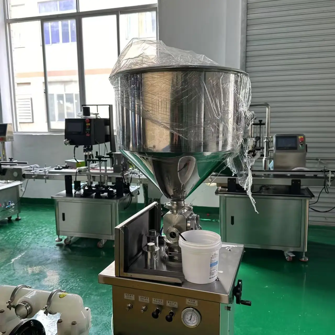 Fully Automatic Efficient Beverage Chemical Filling Machine for Pure Water Shampoo
