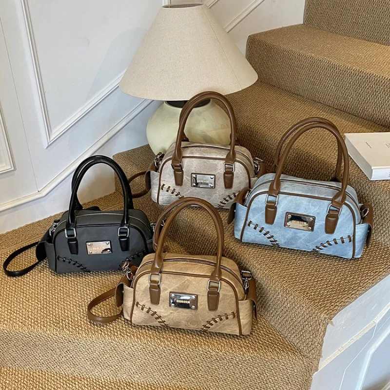 

Элегантная женская сумка через плечо с шелковым шарфом и кожаным боди для шикарного женского прикосновения