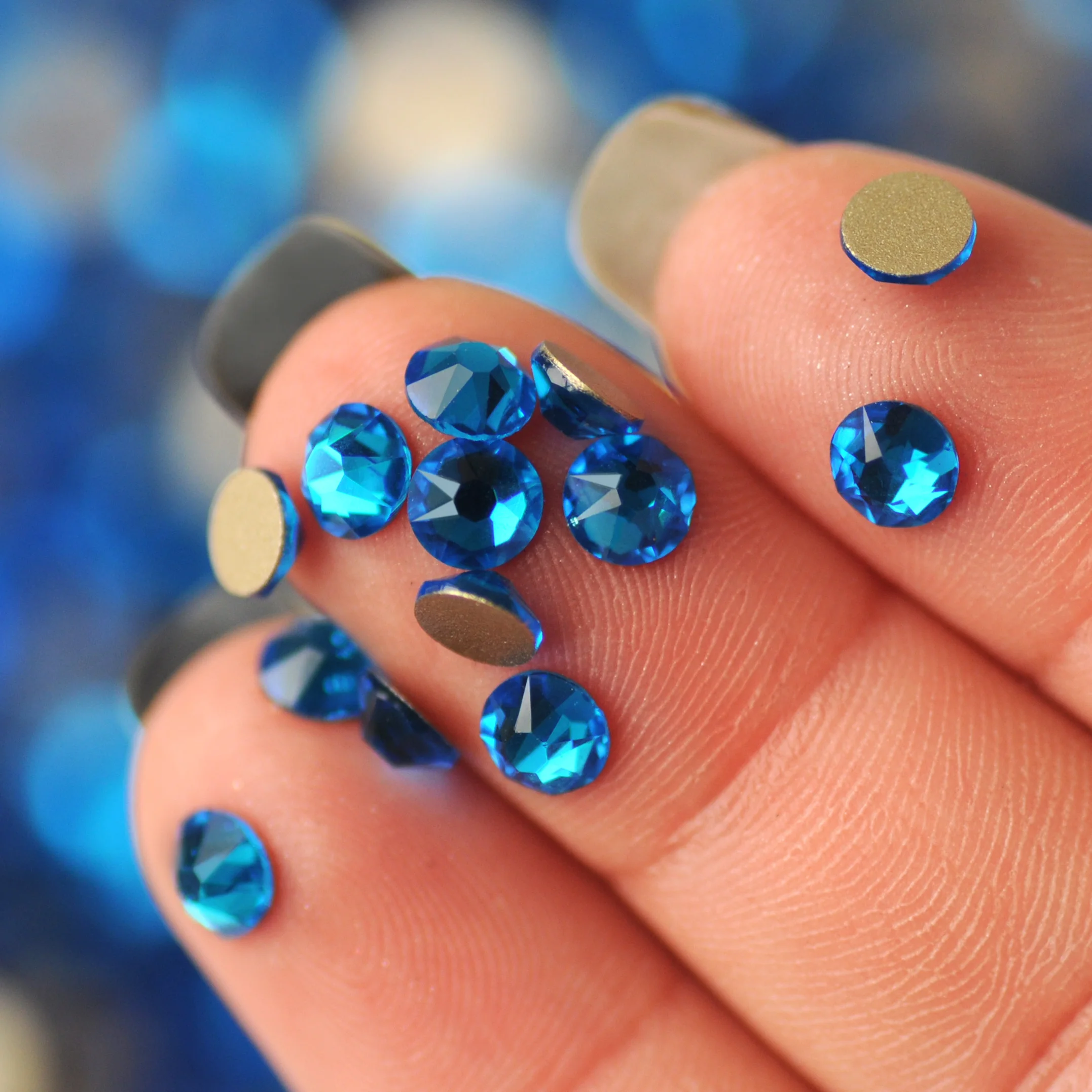 6A Capri Blue 2088 Flatback Glitzer-Strasssteine, nicht heißklebend, 8 große und 8 kleine Kristalle zur Dekoration von Kleidung, Fitnessanzügen und Kleidern. – Detail 5