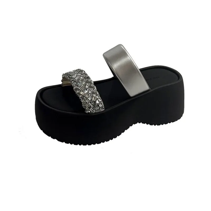 صنادل خفيفة غير رسمية للسيدات صنادل لامعة من البولي يوريثان ذات نعل عريض صنادل مريحة للنساء لربيع 2025 شباشب صيفية بكعب عريض جديد