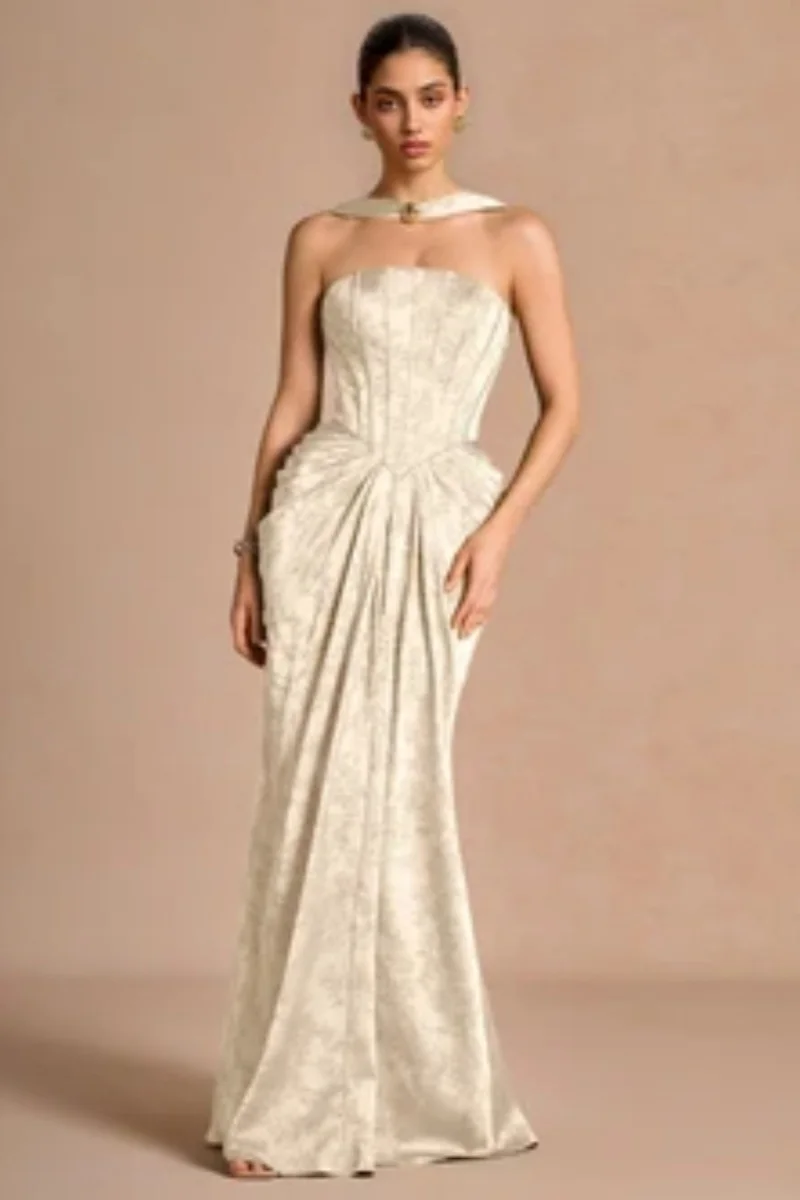 Cremefarbenes Jacquard-Abendkleid ohne Träger mit hohem Kragen, Neckholder-Design, strukturiertem Korsett-Oberteil und drapiertem Meerjungfrauenrock, individuell anpassbar