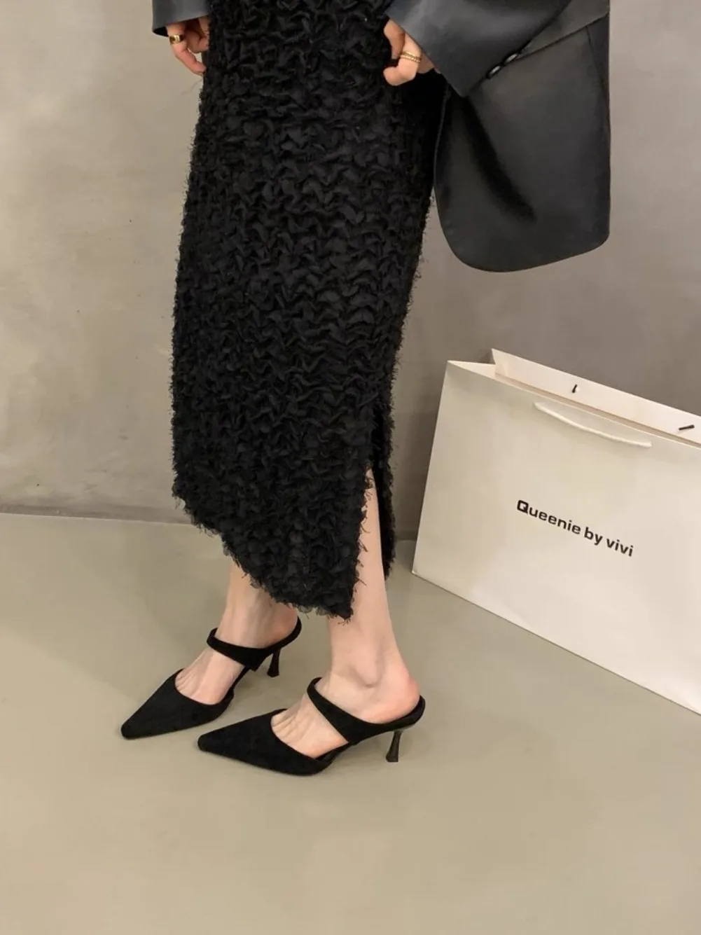 Französische Retro-Damen-Pantoletten mit offener Spitze, spitze Wildleder-High-Heels, elegante Halbschuhe, schlichte neue geschlossene Halbpantoffeln 2026 – Detail 3