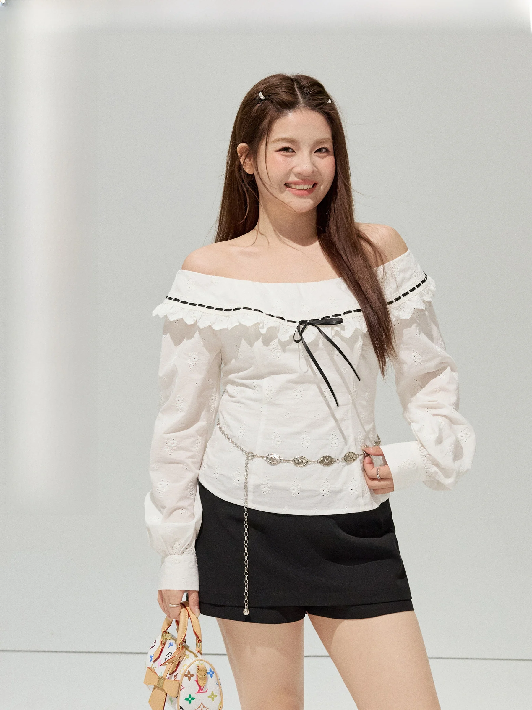 

Комплект JULULOOK Studio "Whipped Cheese" больших размеров: модный весенний комплект из рубашки с одним открытым плечом, воротником-рюшем и юбки-брюк Pure Desire