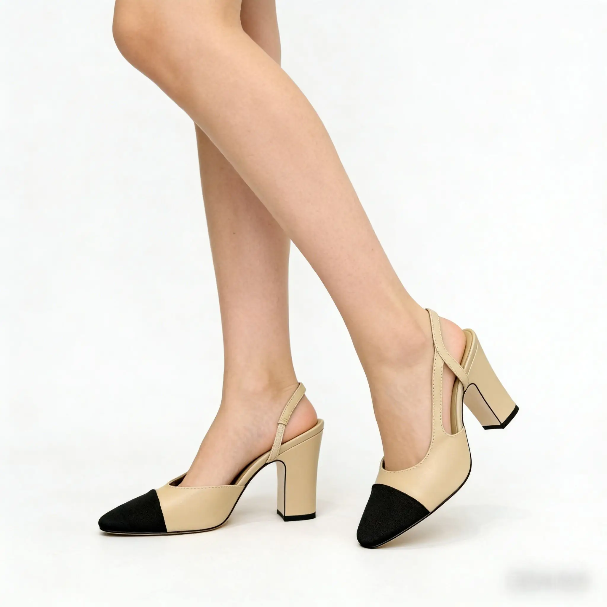 Sandales à talons hauts bicolores à bout ouvert avec découpes croisées et talon épais, élégantes.