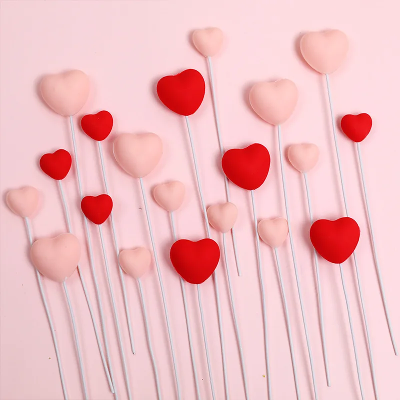 L'insertion de gâteau en forme de coeur rose et rouge est un incroyable panneau tridimensionnel en forme de coeur en caoutchouc souple
