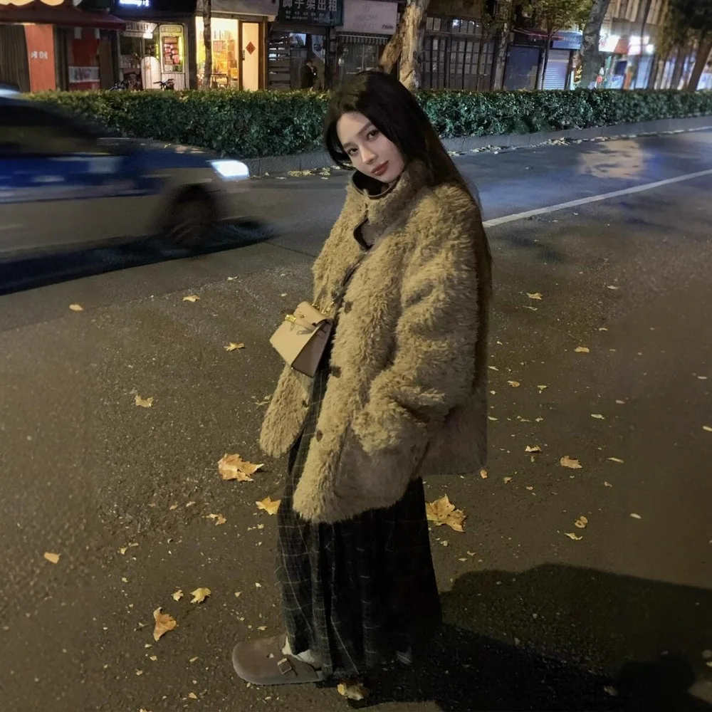 Dwustronny damski płaszcz zimowy ze sztucznego futra, łączony z skórą, z wełny jagnięcej, zapinany na guziki, luźny damski płaszcz z futra, casualowy płaszcz z ekologicznego futra.