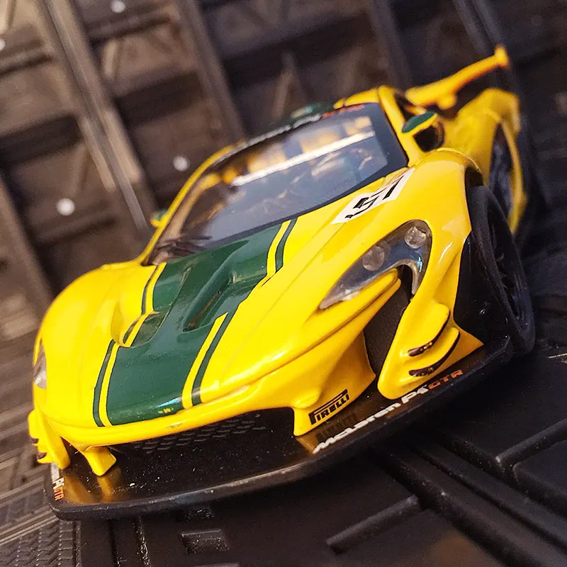 1: 31 McLaren P1 Legierungsautomodell Ornamente Rallye-Rennwagen Metall akusto-optisch zurückziehbare Spielzeugtür kann reiche Details geöffnet werden