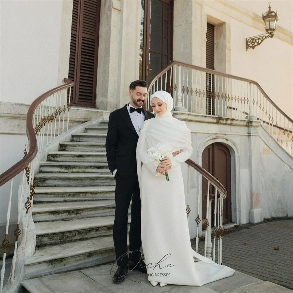 QICHE Civil Moslim Zeemeermin Trouwjurk Voor Vrouwen 2026 Lange Mouw Plooi Hoge Kraag Bescheiden Bruidsjurk Met Cape Aangepaste