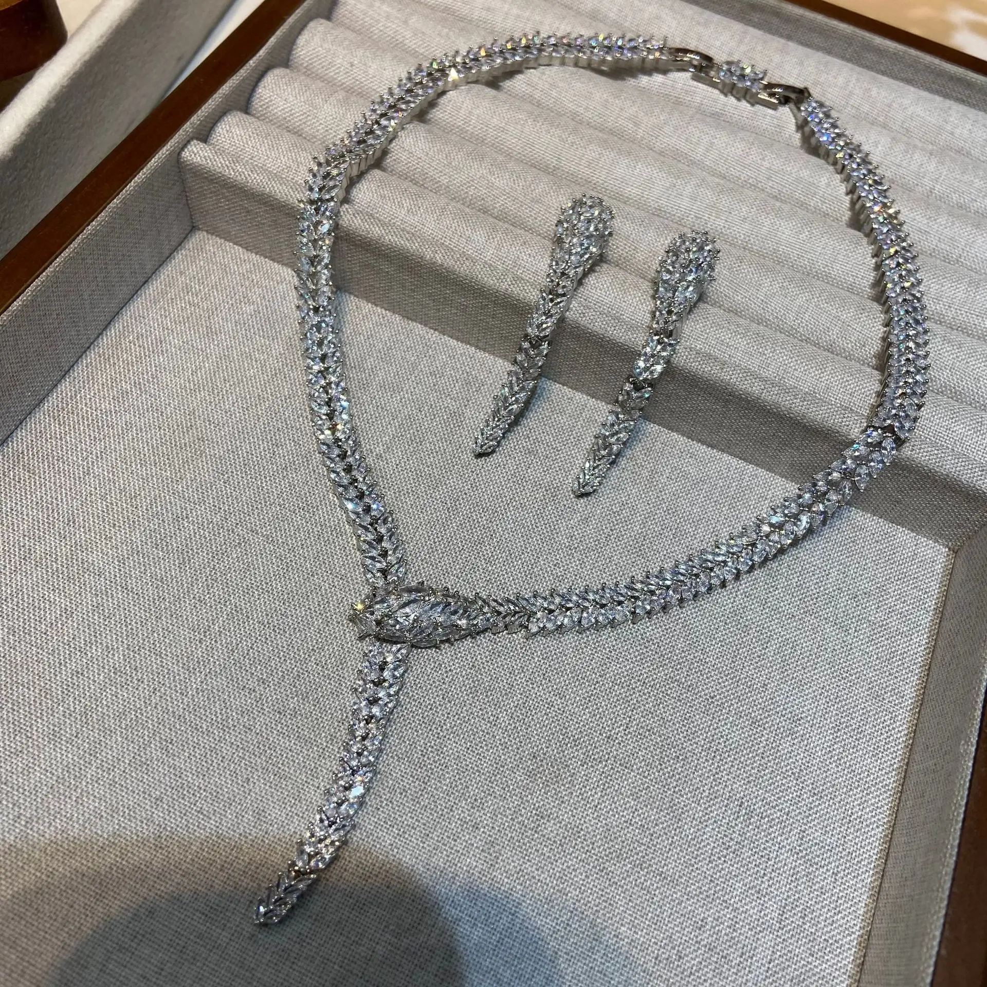 

Модный комплект украшений для вечеринок 2026: роскошные элегантные серьги-гвоздики и ожерелье в форме змеи для женщин