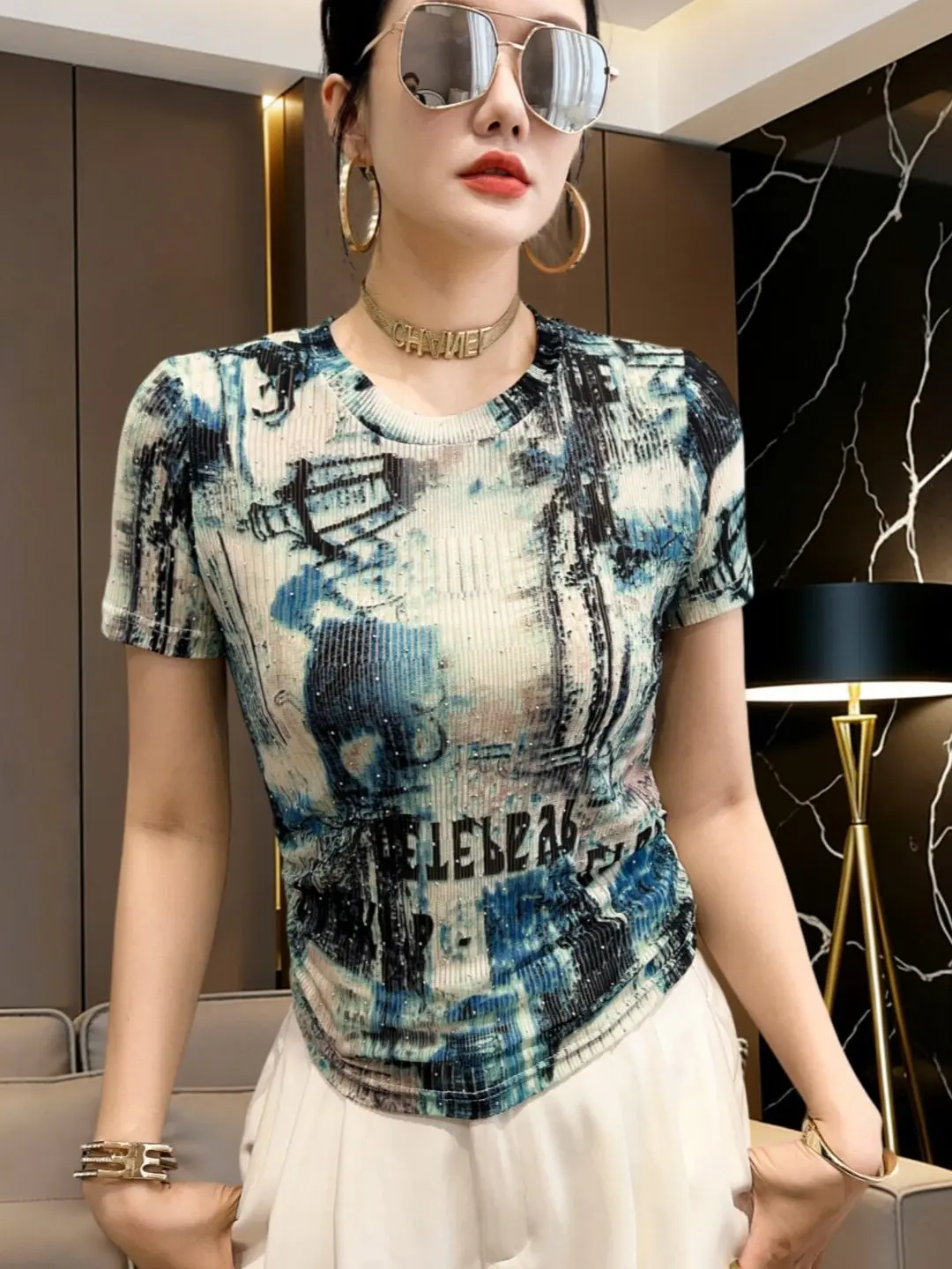 

Элегантная женская футболка с принтом и сетчатыми вставками, с коротким рукавом, летняя, с завышенной талией, облегающая, с круглым вырезом, украшенная стразами, укороченная модель