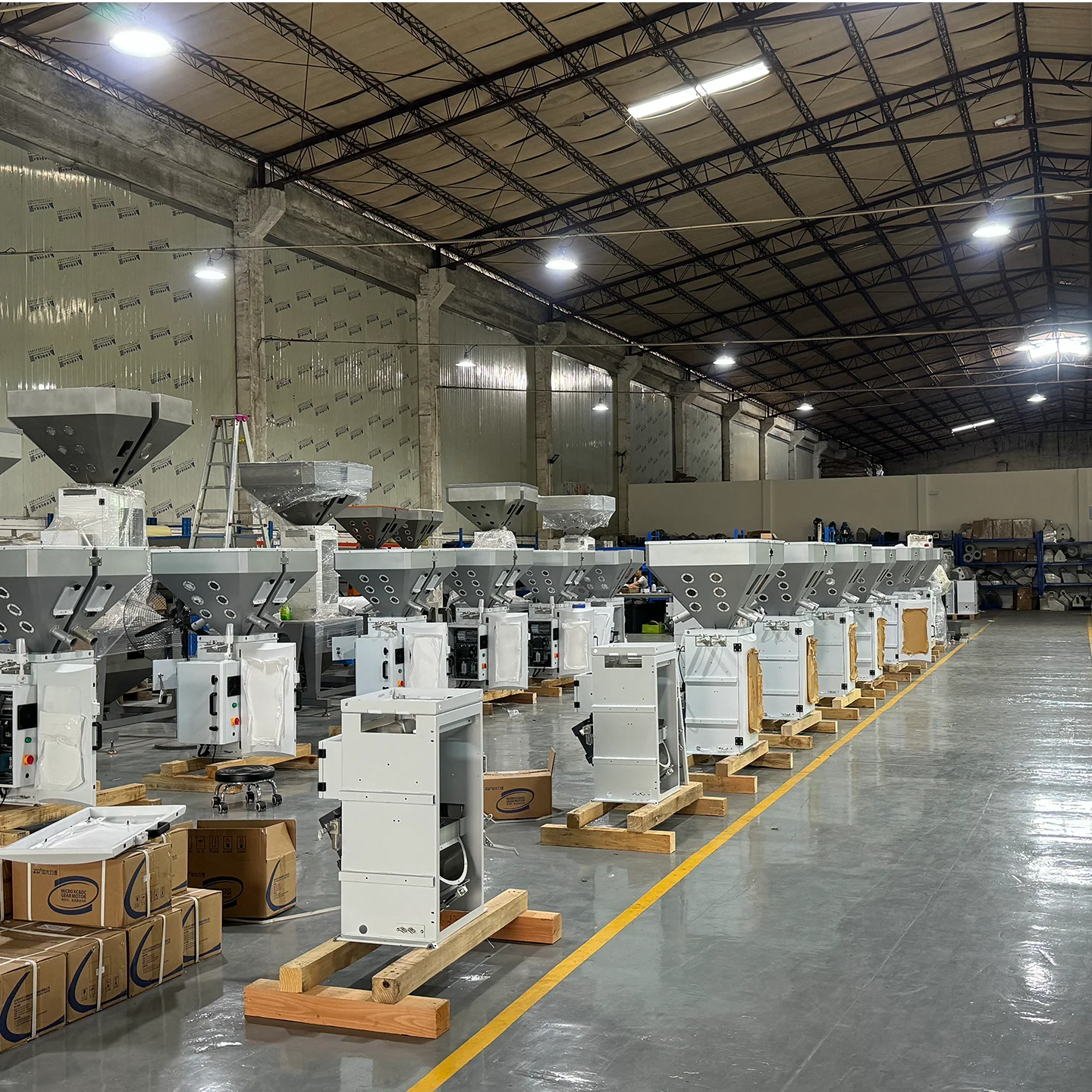 Estrusore dosatore multicomponente personalizzabile per macchina per stampaggio a iniezione ad alta precisione